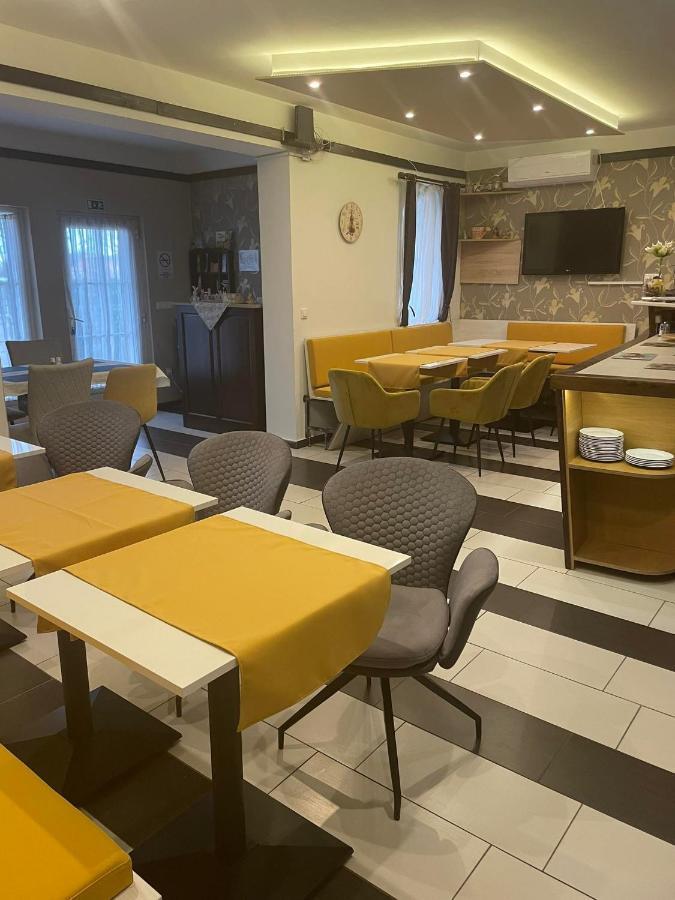 Hotel Patricia Panzio à Bük Extérieur photo